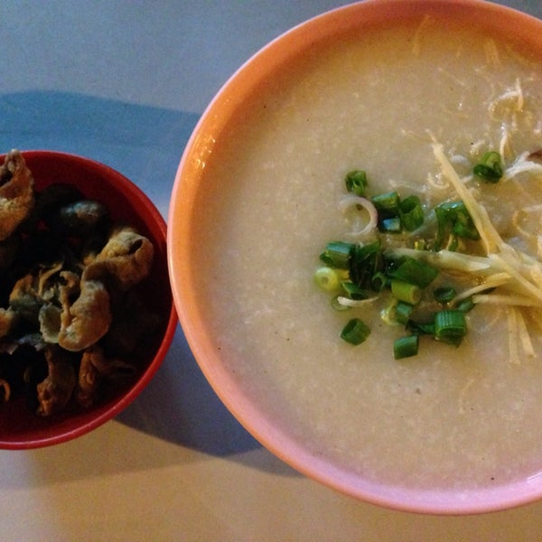 Care for a bowl of late night porridge? Fried intestine is superb combining with a bowl of hot porridge.