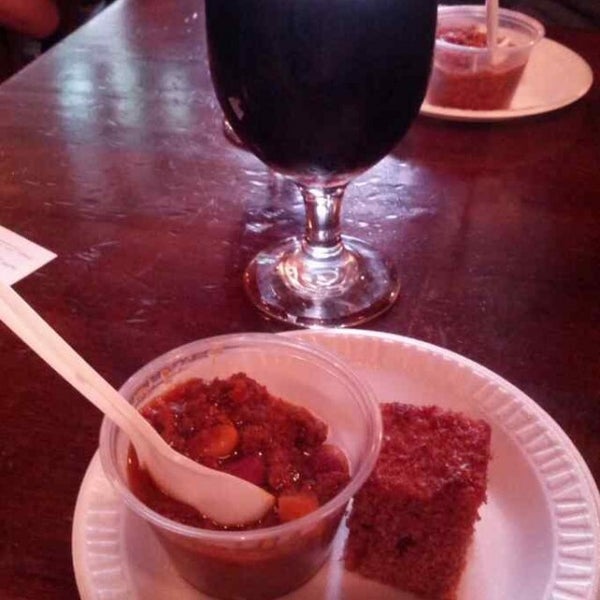 5/11/2013 tarihinde Amanda H.ziyaretçi tarafından Maewyn&#39;s Irish Pub &amp; Restaurant'de çekilen fotoğraf