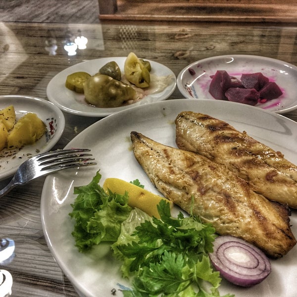Das Foto wurde bei Denizaltı Balık Restorant von Baran A. am 11/6/2016 aufgenommen