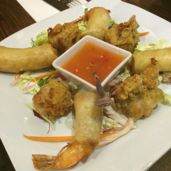 6/20/2015 tarihinde Rutziyaretçi tarafından Thailandes Restaurant'de çekilen fotoğraf