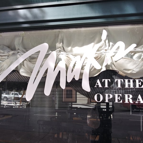 Photo prise au Max&#39;s Opera Cafe par Anthony J. le3/4/2019