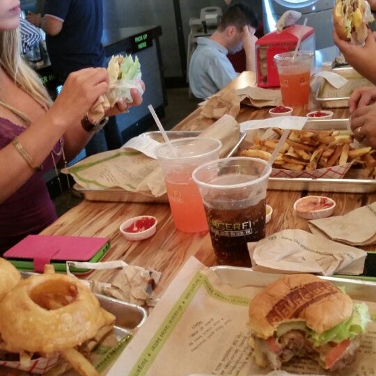 Foto diambil di BurgerFi oleh Thilmary M. pada 7/2/2014