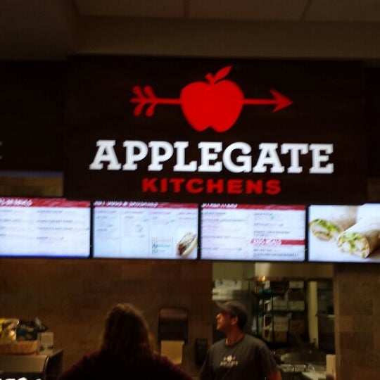 รูปภาพถ่ายที่ Applegate Kitchens โดย Larry J. เมื่อ 10/22/2013