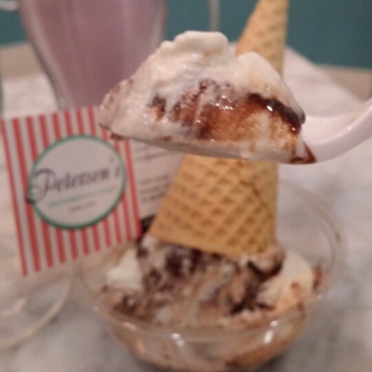 Foto tomada en Petersen&#39;s Old Fashioned Ice Cream and Coffee  por Joyce C. el 1/22/2014