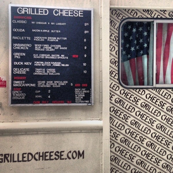 รูปภาพถ่ายที่ Morris Grilled Cheese Truck โดย Craig B. เมื่อ 12/6/2013