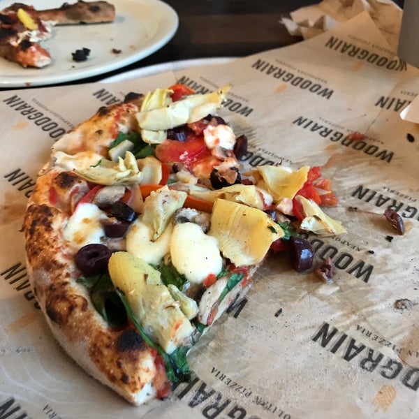 Снимок сделан в Woodgrain Neapolitan Pizzeria пользователем Jeffrey P. 4/14/2017
