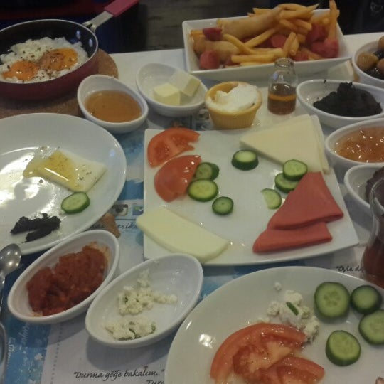 Снимок сделан в Mavi Kahvaltı &amp; Cafe пользователем Deren B. 2/22/2015