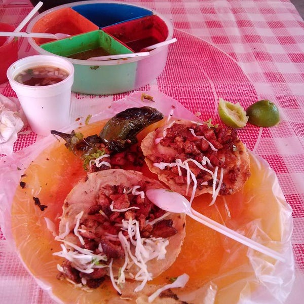 Janeth Cuevas — Tacos yanni, lo juro mañana a dieta jajaja — con Jesus Fernando Sing Rubio y Alejandra Sarmiento.