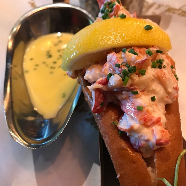 Das Foto wurde bei Burger &amp; Lobster von Yazeed am 12/31/2019 aufgenommen