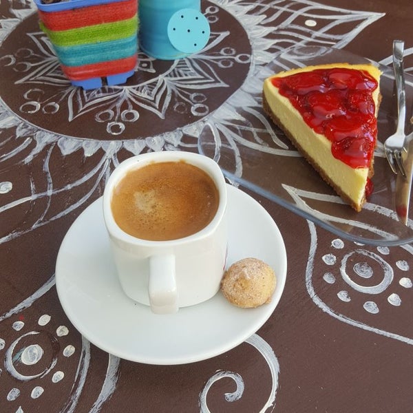 Foto tomada en Yedi (7) - Cafe  por Özlem T. el 7/11/2018