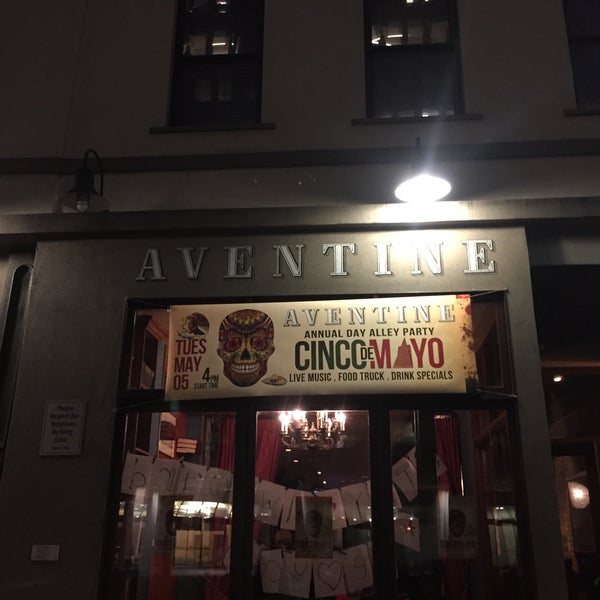 Foto tirada no(a) Taverna Aventine por Michael F. em 4/22/2015