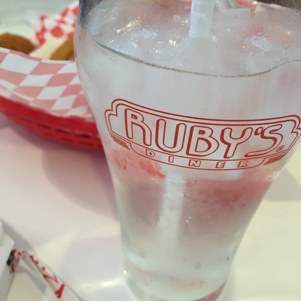 รูปภาพถ่ายที่ Ruby&#39;s Diner โดย JoonKyu Y. เมื่อ 2/15/2015