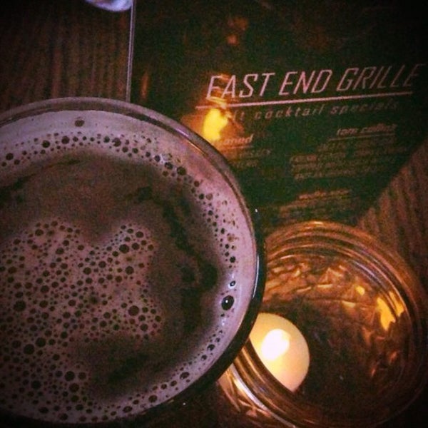 Foto tirada no(a) East End Grille por Alexa W. em 3/8/2014