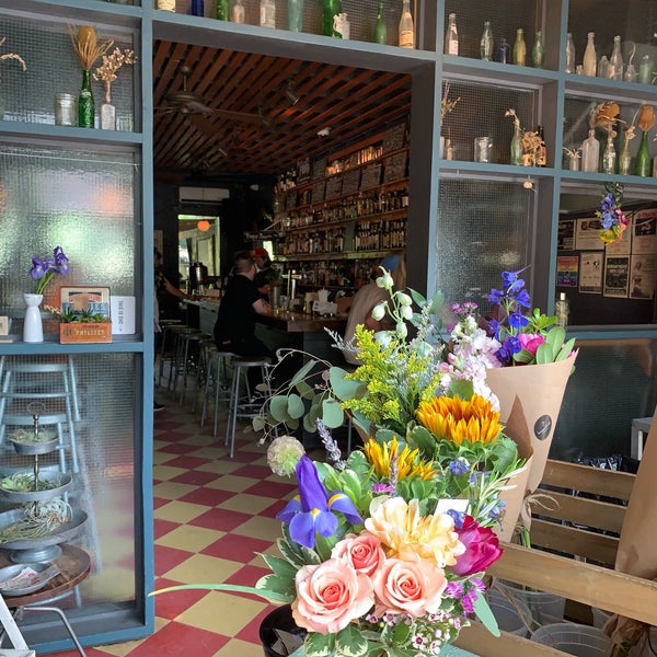 Photo prise au Sycamore Flower Shop + Bar par emily le6/22/2019