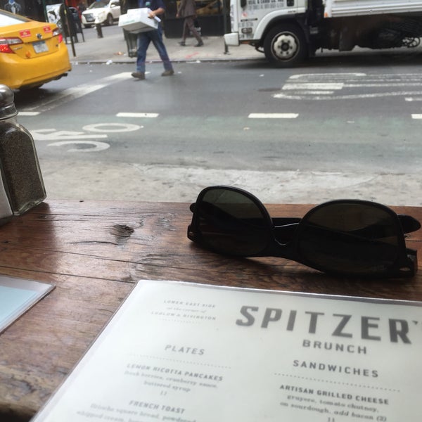 รูปภาพถ่ายที่ Spitzer&#39;s Corner โดย emily เมื่อ 11/7/2015