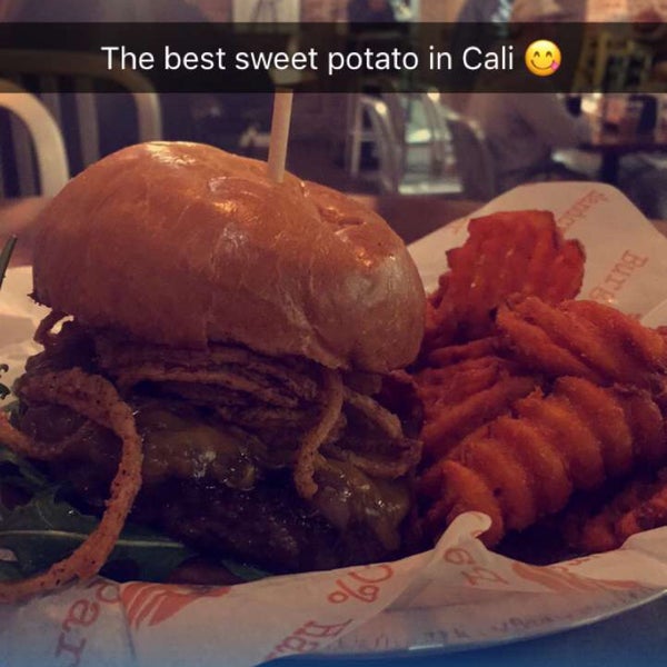 Das Foto wurde bei Burger Parlor von Omar am 2/3/2017 aufgenommen