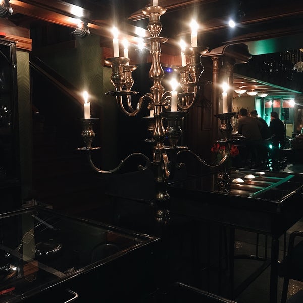 รูปภาพถ่ายที่ ZELDA BAR - Absinthe &amp; Oysters &amp; Cocktails โดย Jack เมื่อ 4/28/2019