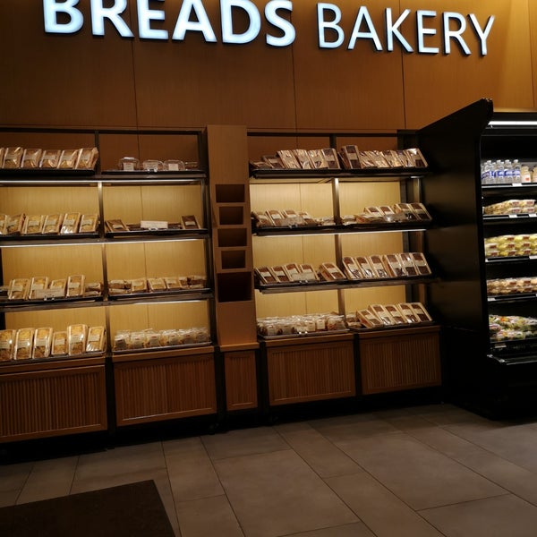 Foto tirada no(a) Breads Bakery por Roby P. em 2/17/2023