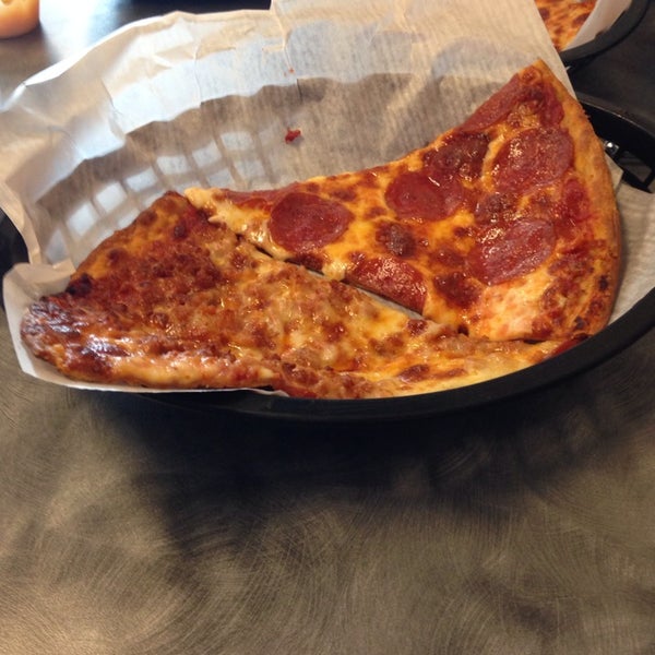 Foto tirada no(a) NYC Pizza Cafe por Alex R. em 2/7/2014