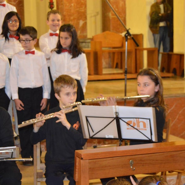 дети в музыкальной школе. детская музыкальная школа. дети в современной музыкальной школе. кабинет вокальной студии. музыкальные школы в центре.