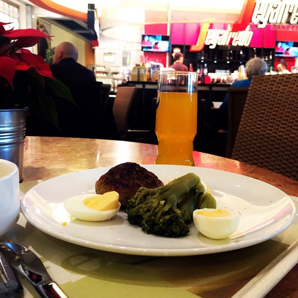 รูปภาพถ่ายที่ DINEA Café &amp; Restaurant โดย Demir D. เมื่อ 11/4/2015