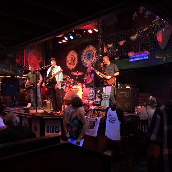 Снимок сделан в Bourbon Street Blues and Boogie Bar пользователем Jason 😜Izzy🎶 S. 10/11/2018