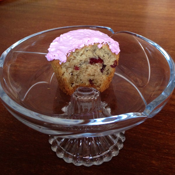 Cupcake de cranberries sem glúten e com pouca gordura. Vem que tem nesta sexta, 07/2!