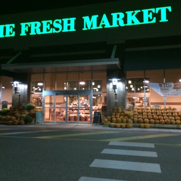 Photo taken at The Fresh Market by Kenneth H. on 10/24/2014
