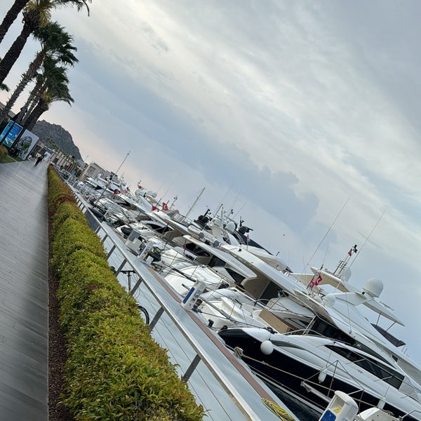 Das Foto wurde bei Yalıkavak Marina von reco1907 am 4/17/2024 aufgenommen