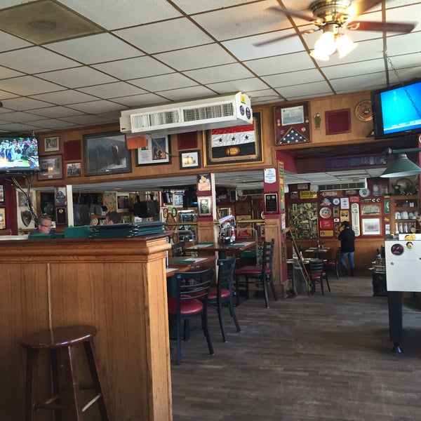 Foto tirada no(a) Jimmy&#39;s Old Town Tavern por June E. em 4/6/2016