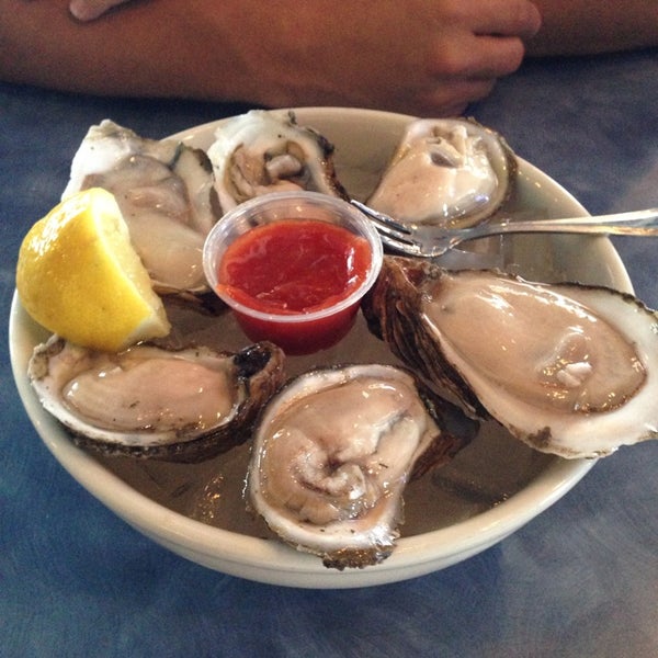 Das Foto wurde bei Crusty Crab Fish Market and Restaurant von Cassandra G. am 5/26/2014 aufgenommen