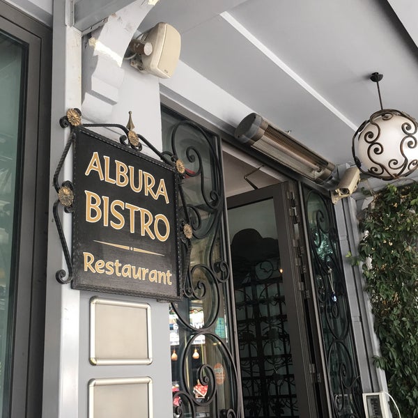 Das Foto wurde bei Albura Kathisma Cafe &amp; Restaurant von Aslı Y. am 5/4/2018 aufgenommen