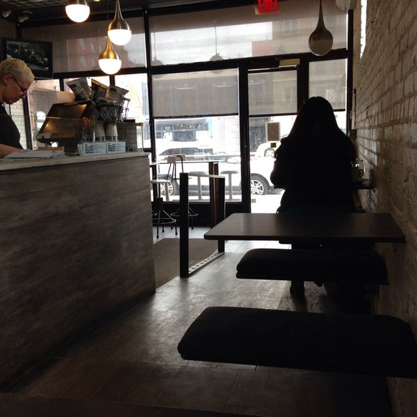 Foto tirada no(a) Root Hill Café por James B. em 4/17/2014