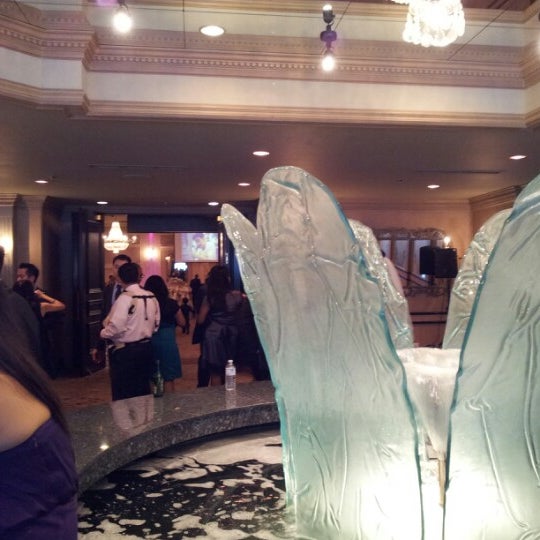 Foto scattata a Crystal Fountain Banquet Hall da Jason R. il 9/15/2012