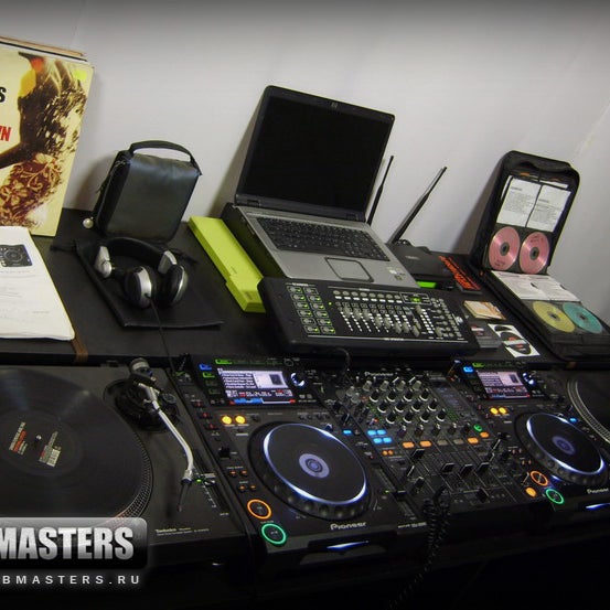 Photo prise au Clubmasters DJ &amp; Music School par Clubmasters DJ, Школа Диджеев и Электронной Музыки le12/27/2013