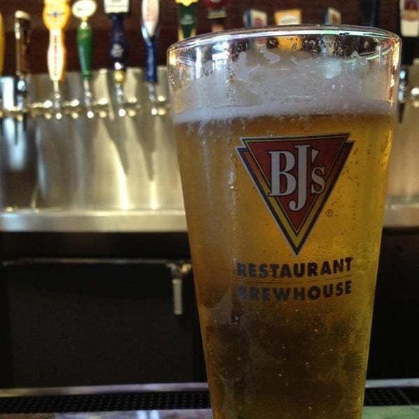 Photo taken at BJ&#39;s Restaurant &amp; Brewhouse by Kelly P. on 5/27/2013
