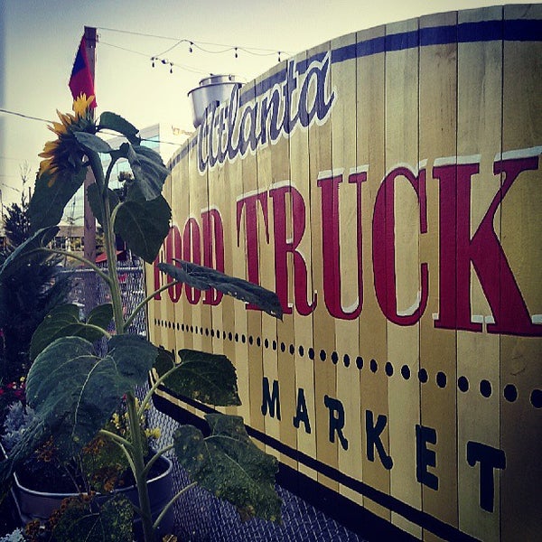 Das Foto wurde bei Atlanta Food Truck Park &amp; Market von Griffin C. am 6/22/2013 aufgenommen