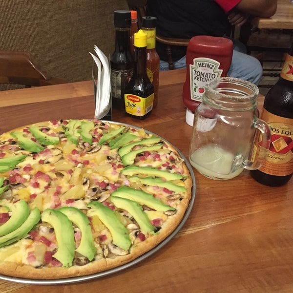 Foto scattata a Piccolo Pizzas da Gutjua il 8/22/2015