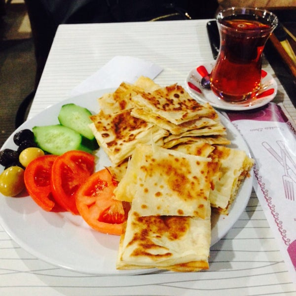 รูปภาพถ่ายที่ Tuna Simit Cafe โดย Zeynep D. เมื่อ 3/11/2015