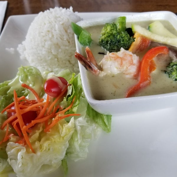 Photo taken at Jasmine Blossom Thai Cuisine by Daria G. on 1/19/2018