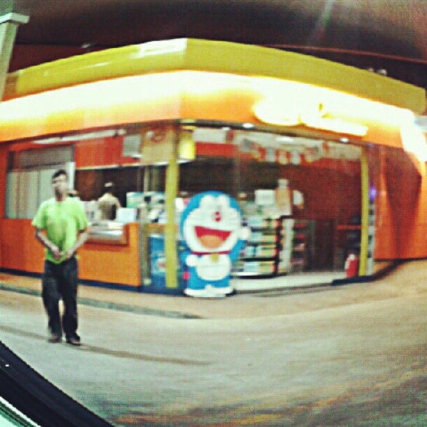 Снимок сделан в Shell Petrol Station пользователем āïē ✈ 9/25/2012