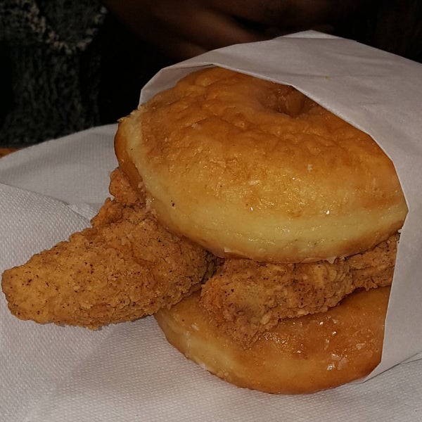 1/31/2016에 Damn C.님이 Sam&#39;s Fried Chicken &amp; Donuts에서 찍은 사진