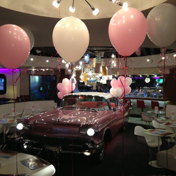 9/13/2013에 Peter Z.님이 The Pink Cadillac에서 찍은 사진