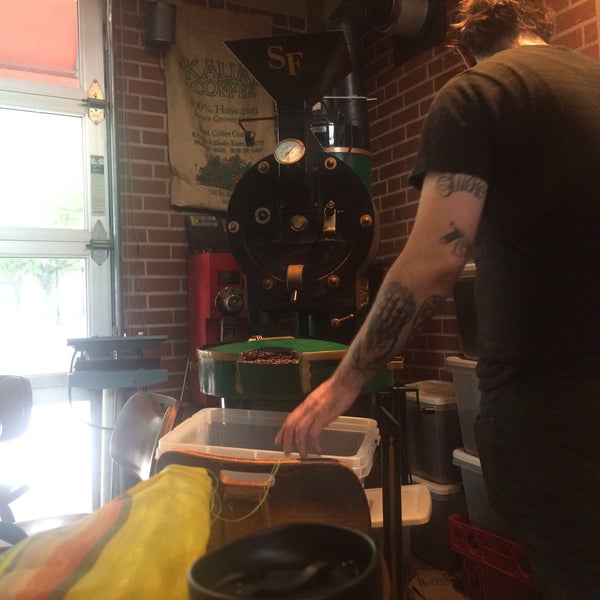 Foto tirada no(a) City Market Coffee Roasters por Leslie M. em 6/26/2016