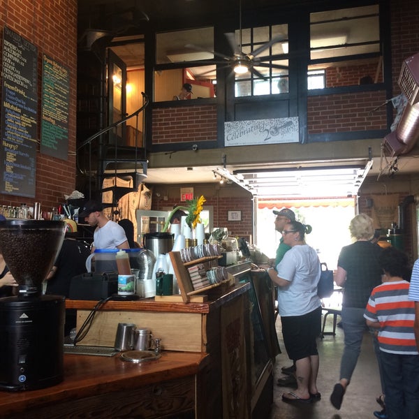 6/25/2017 tarihinde Leslie M.ziyaretçi tarafından City Market Coffee Roasters'de çekilen fotoğraf