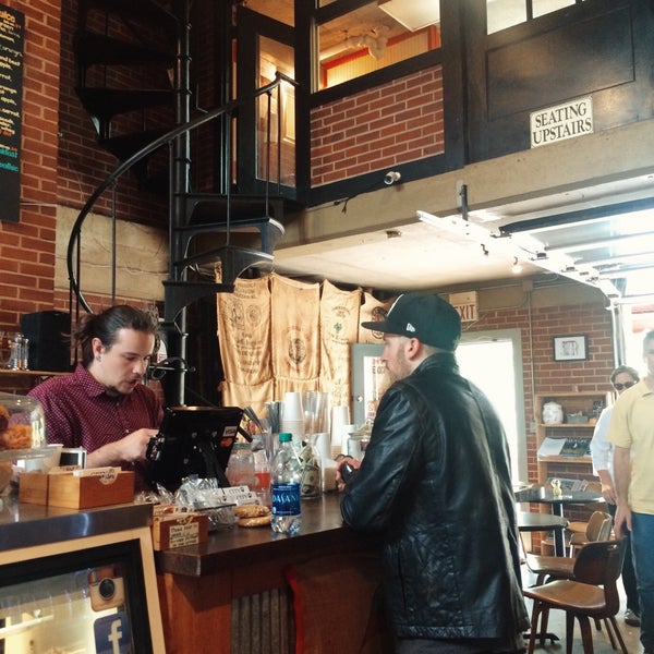 4/17/2016 tarihinde Leslie M.ziyaretçi tarafından City Market Coffee Roasters'de çekilen fotoğraf