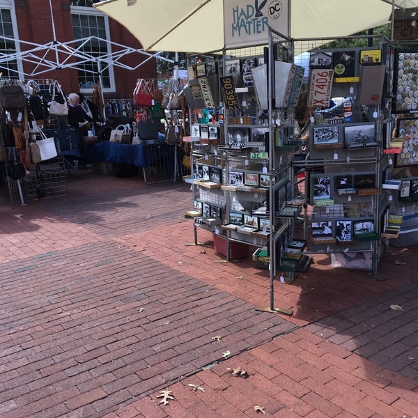 9/30/2017 tarihinde Ellenziyaretçi tarafından The Flea Market at Eastern Market'de çekilen fotoğraf