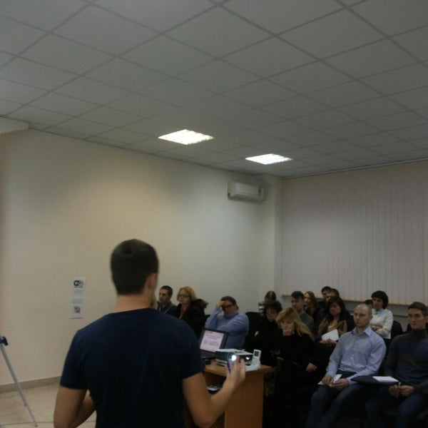 12/19/2013 tarihinde Антон В.ziyaretçi tarafından Академия Интернет-маркетинга WebPromoExperts'de çekilen fotoğraf