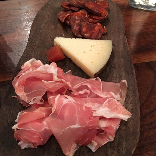 4/19/2018 tarihinde Grant G.ziyaretçi tarafından Barcelona Restaurant &amp; Wine Bar'de çekilen fotoğraf