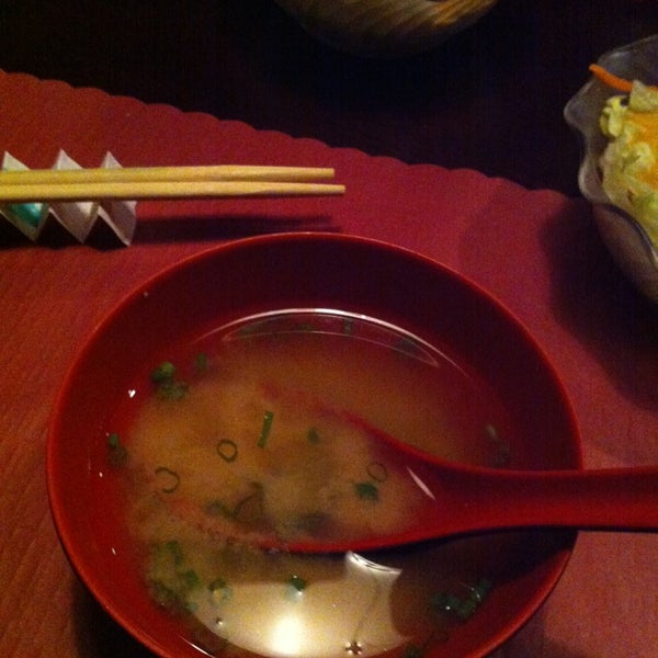 Foto diambil di Yashi Sushi oleh Heidi H. pada 1/3/2013